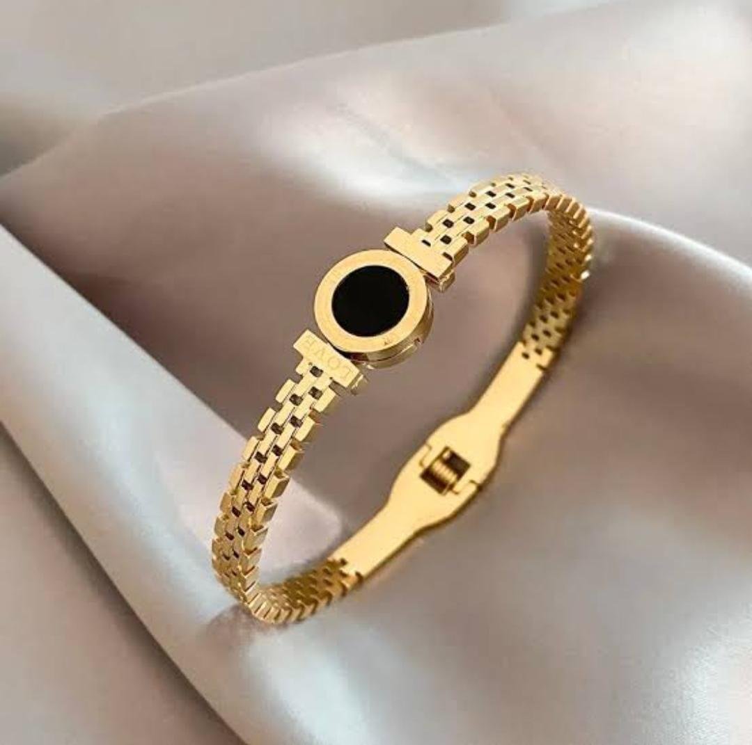 Elegant Gold Bracelet with Black Round Design